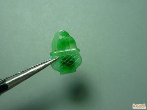 糯种老翡翠小花蓝坠 收藏投资新宠，价格趋势解析