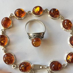 天然琥珀四件套与翡翠珠宝交易 鉴赏、价格与市场指南