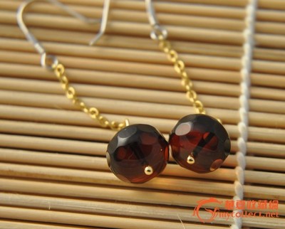 藏友齐佳林的地摊精品 琥珀耳环鉴赏与市场探析